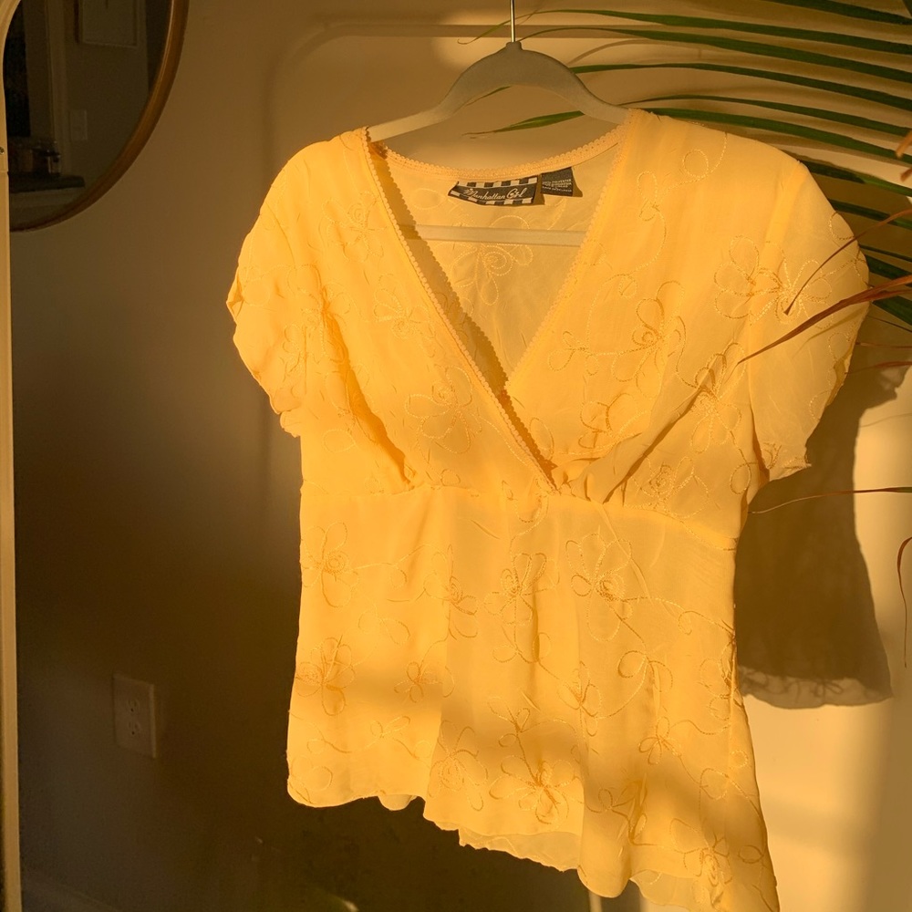 Cute little yellow top.